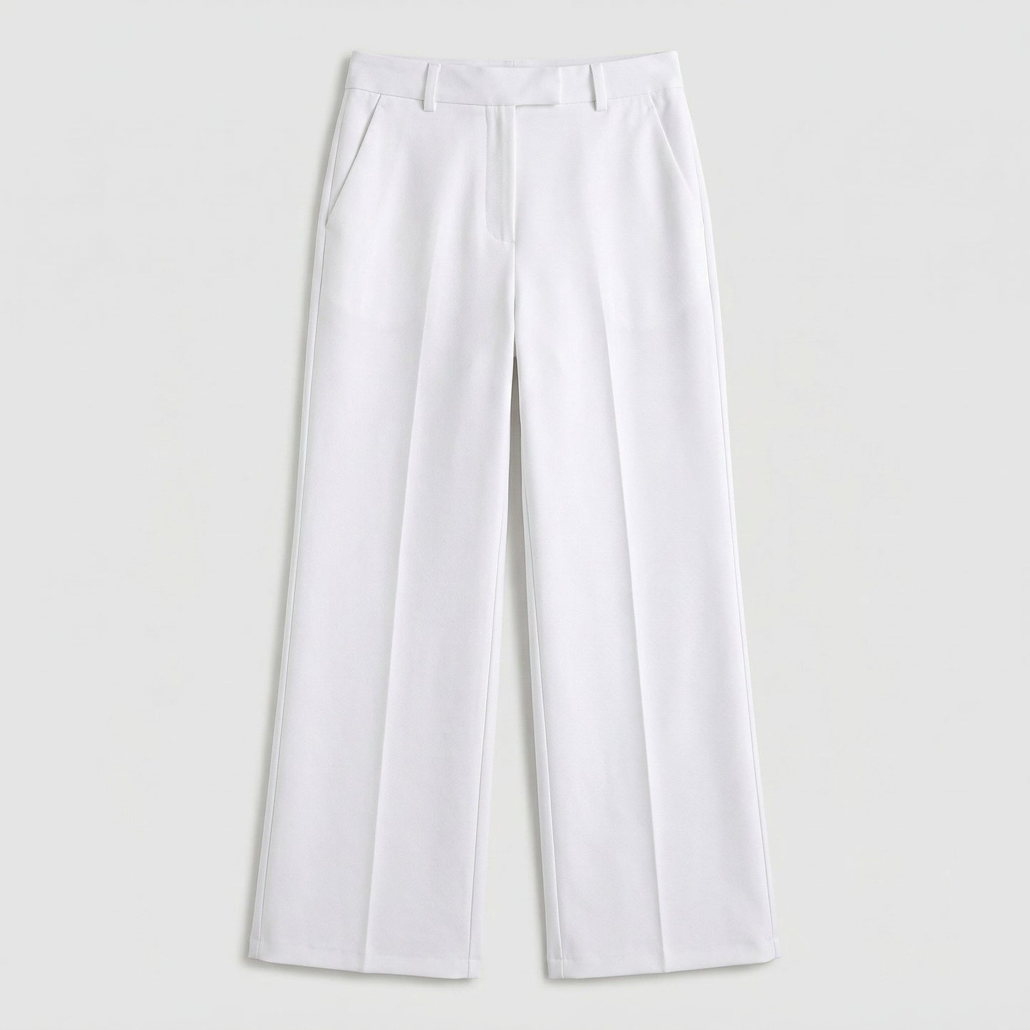 Weiße Damenhose mit hohem Bund, weitem Bein und seitlichen Eingrifftaschen, frontale Ansicht