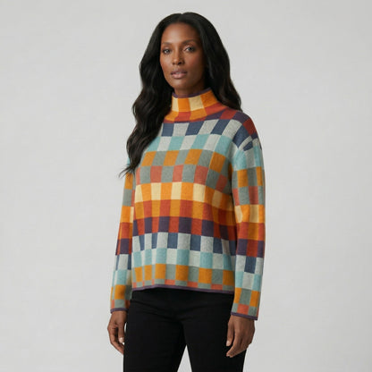 Bunter Damenpullover mit hohem Kragen und Karomuster in Orange, Gelb, Blau und Rot, frontal