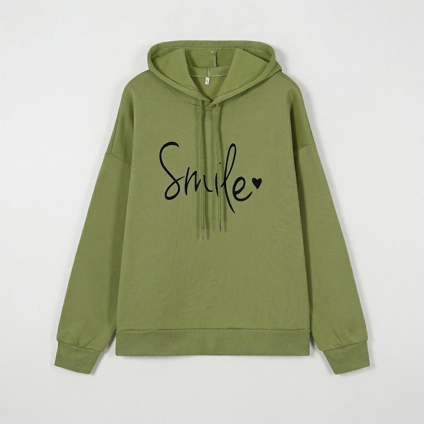 Olivgrüner Kapuzenpullover mit schwarzem Smile-Schriftzug und Herz, frontale Ansicht
