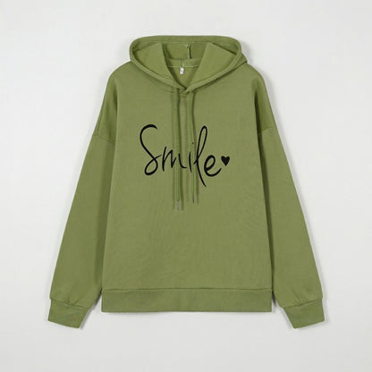 Olivgrüner Kapuzenpullover mit schwarzem Smile-Schriftzug und Herz, frontale Ansicht