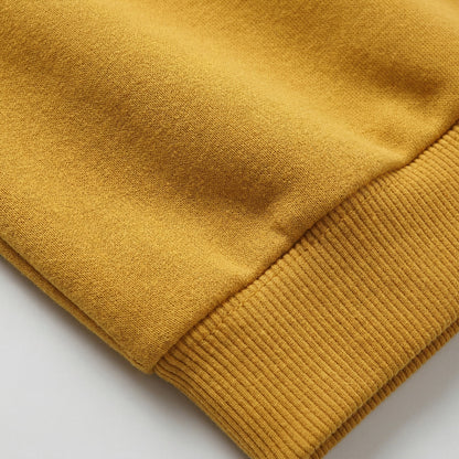 Senfgelber Pullover mit geripptem Ärmelbündchen aus weichem Baumwollstoff, Nahaufnahme