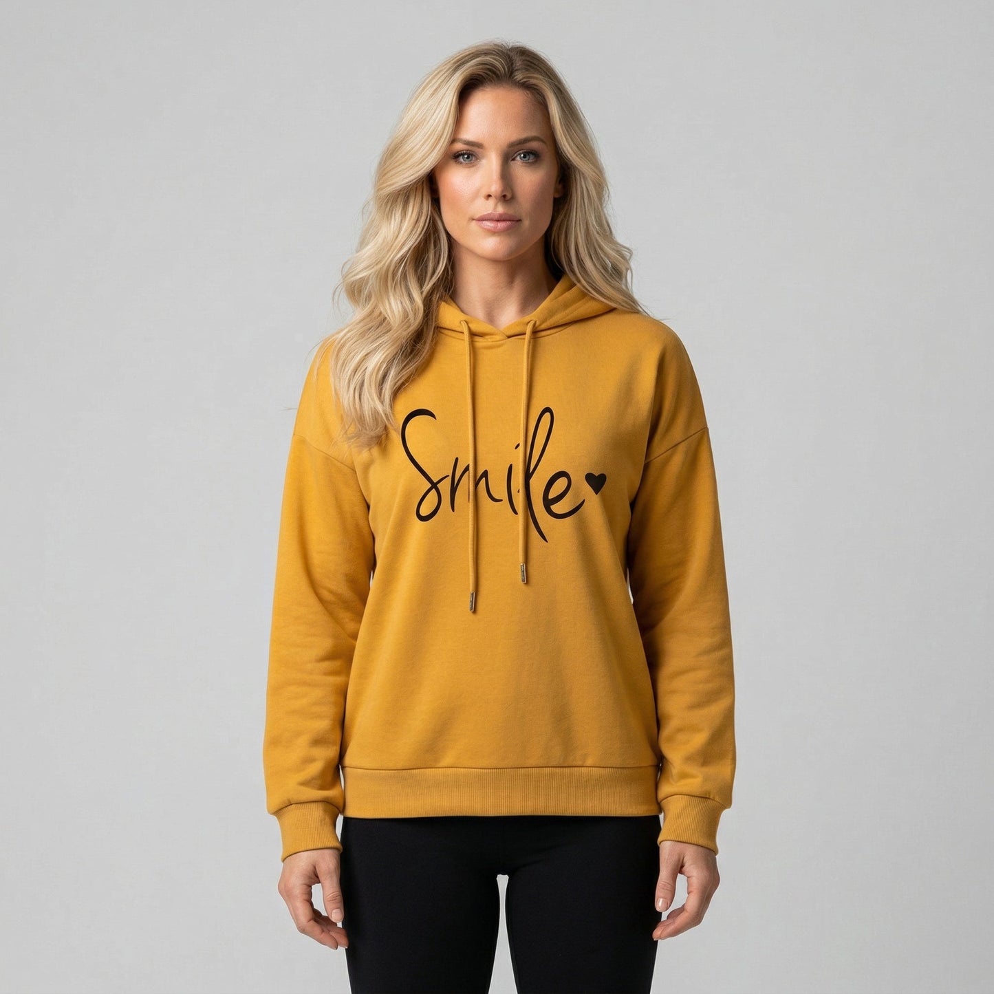 Senfgelber Kapuzenpullover mit schwarzem Smile-Schriftzug und Herz, frontale Ansicht