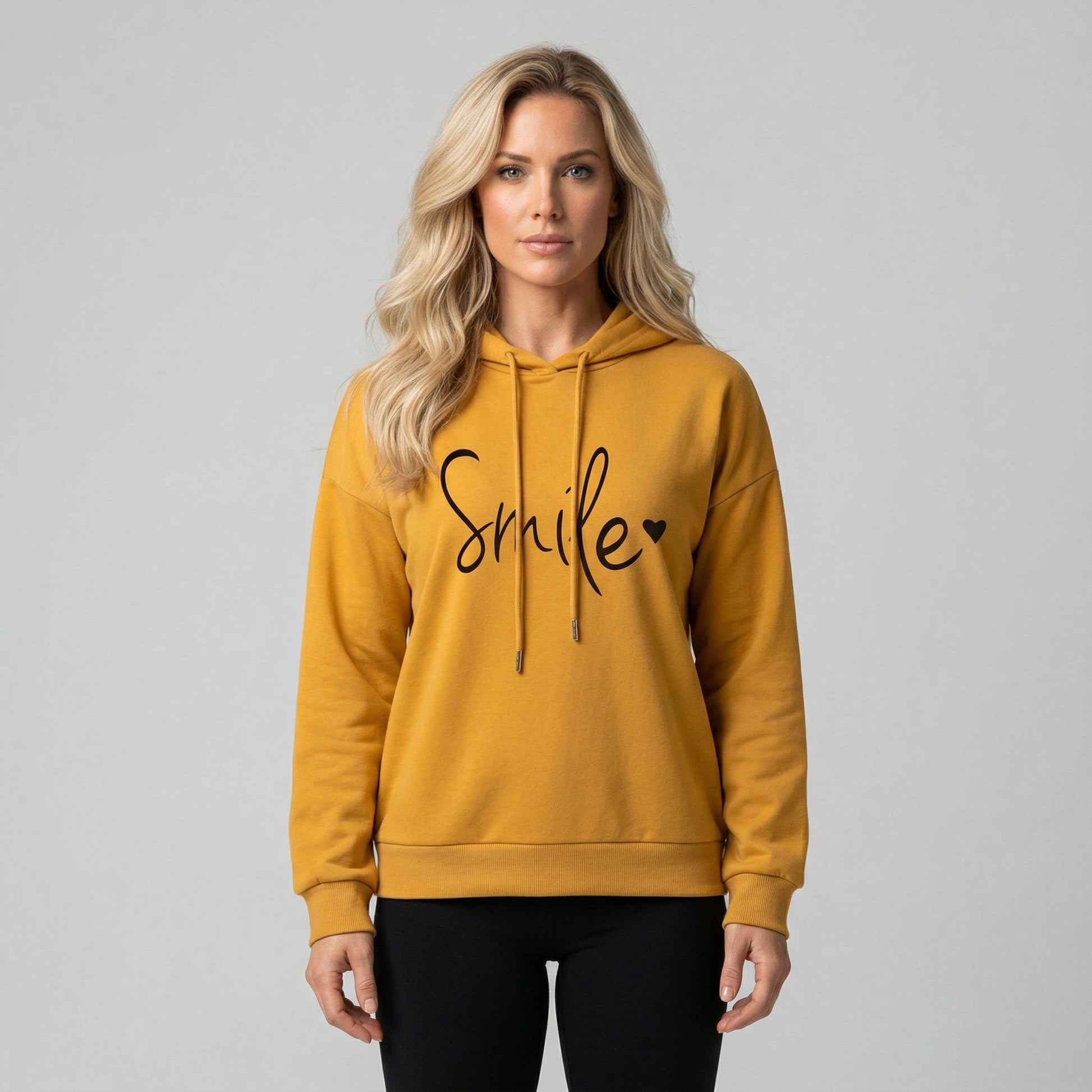 Senfgelber Kapuzenpullover mit schwarzem Smile-Schriftzug und Herz, frontale Ansicht