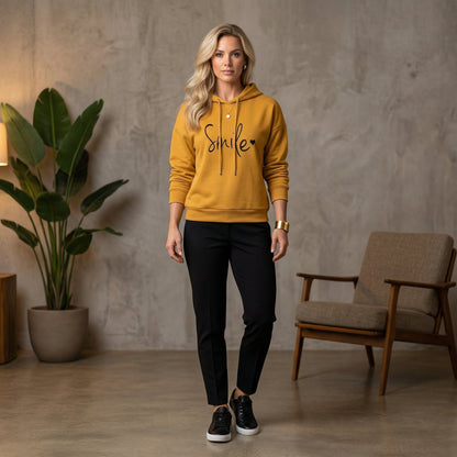 Senfgelber Kapuzenpullover mit schwarzem Smile-Schriftzug, frontal getragen