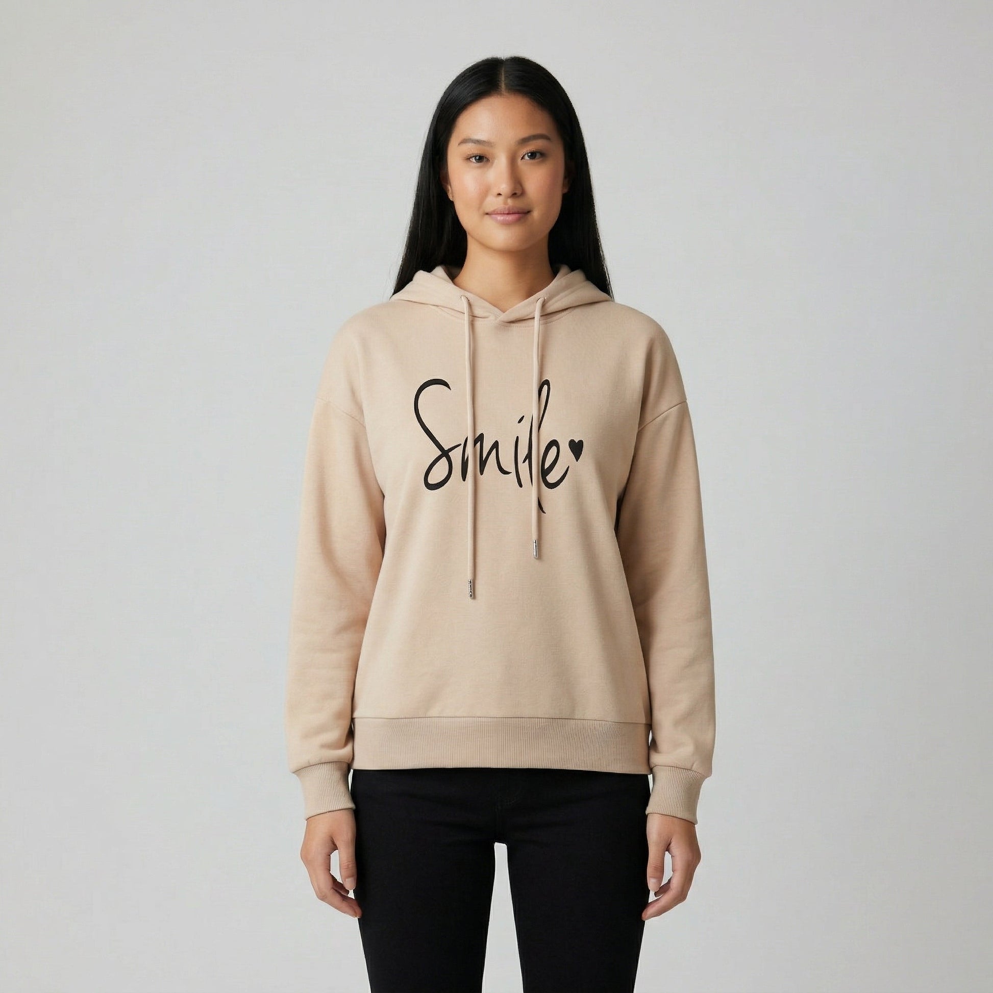 Beiger Kapuzenpullover mit schwarzem Smile-Schriftzug und Herz, frontal getragen