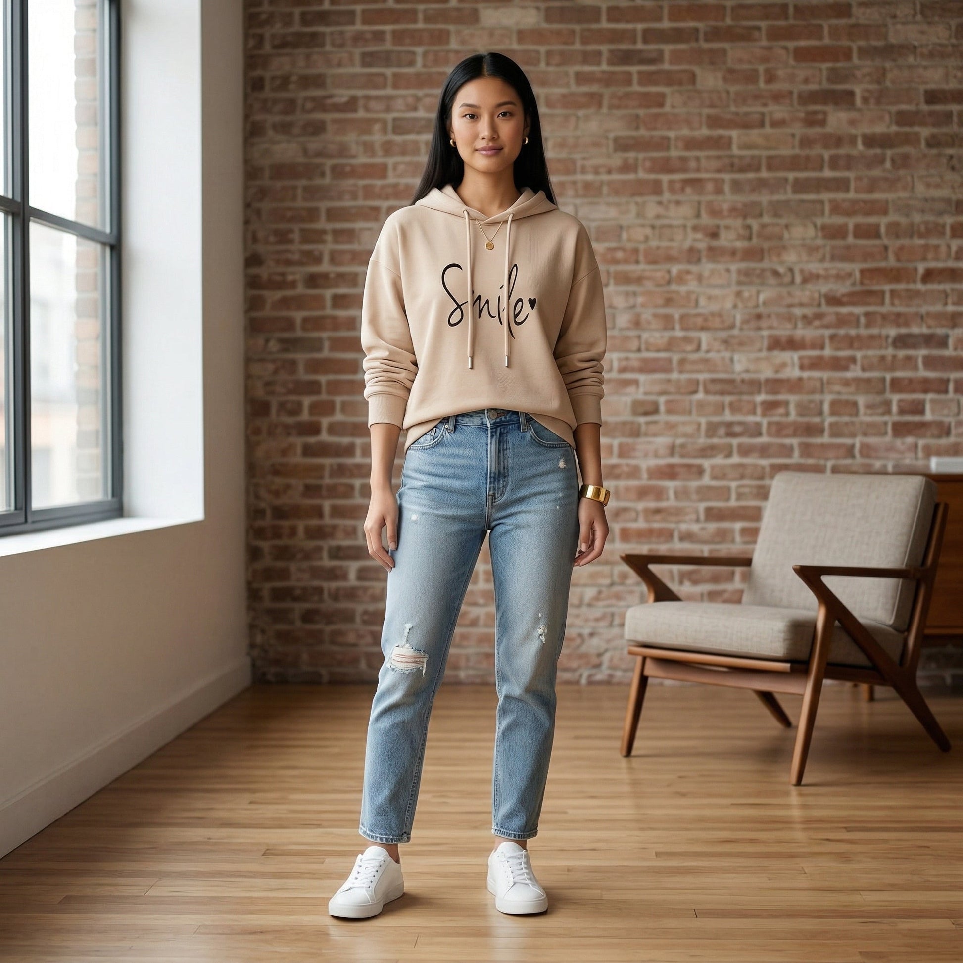 Hellbeiger Kapuzenpullover mit schwarzem Smile-Schriftzug, lockere Passform, Frontansicht