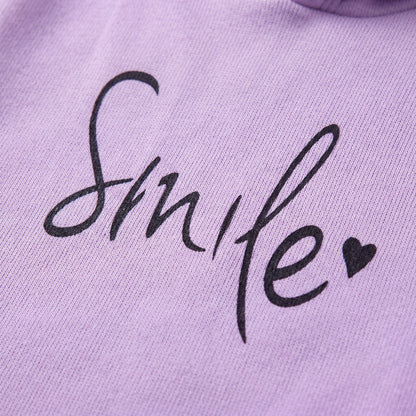Lila Pullover mit schwarzem handschriftlichem Smile-Schriftzug und Herz-Detail, Nahaufnahme