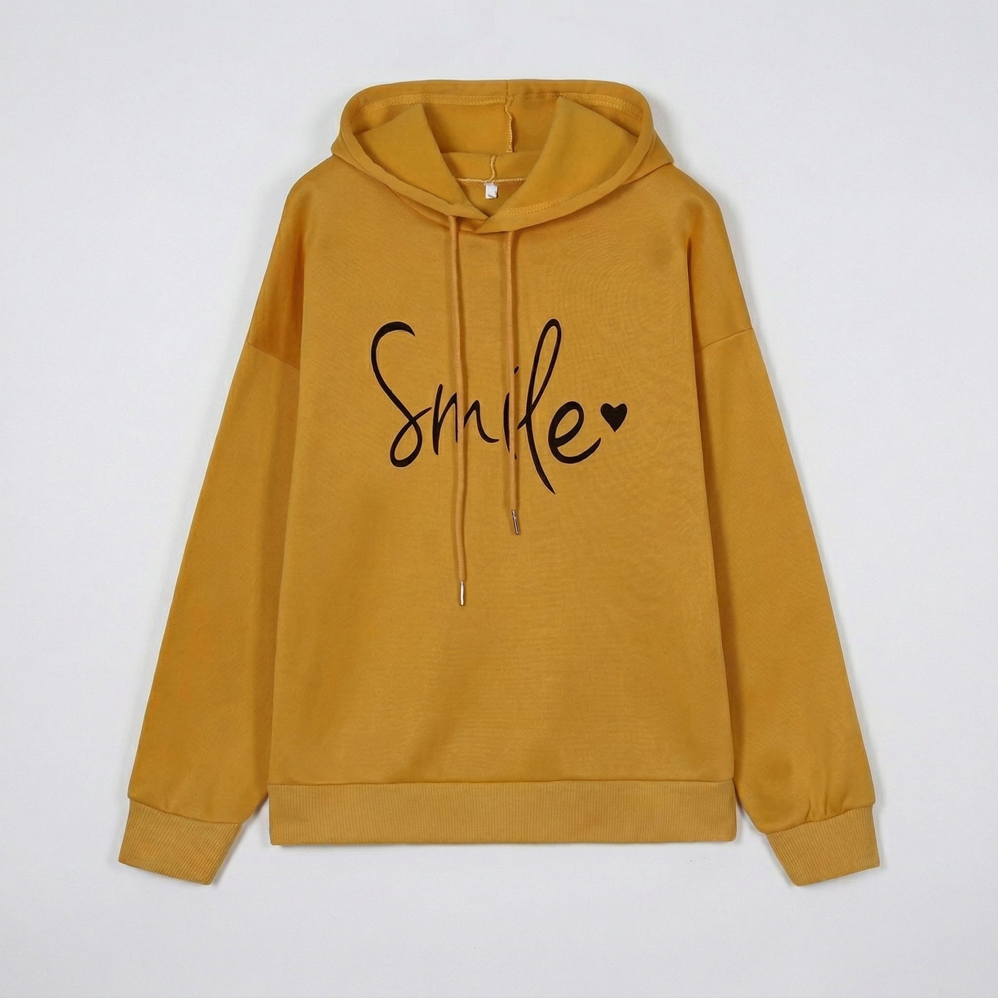 Senfgelber Kapuzenpullover mit schwarzem Smile-Schriftzug und Kordelzug, frontale Ansicht
