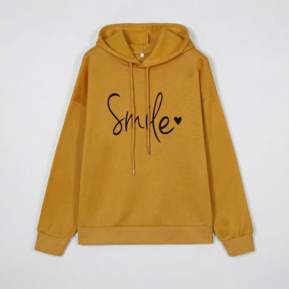 Senfgelber Kapuzenpullover mit schwarzem Smile-Schriftzug und Kordelzug, frontale Ansicht