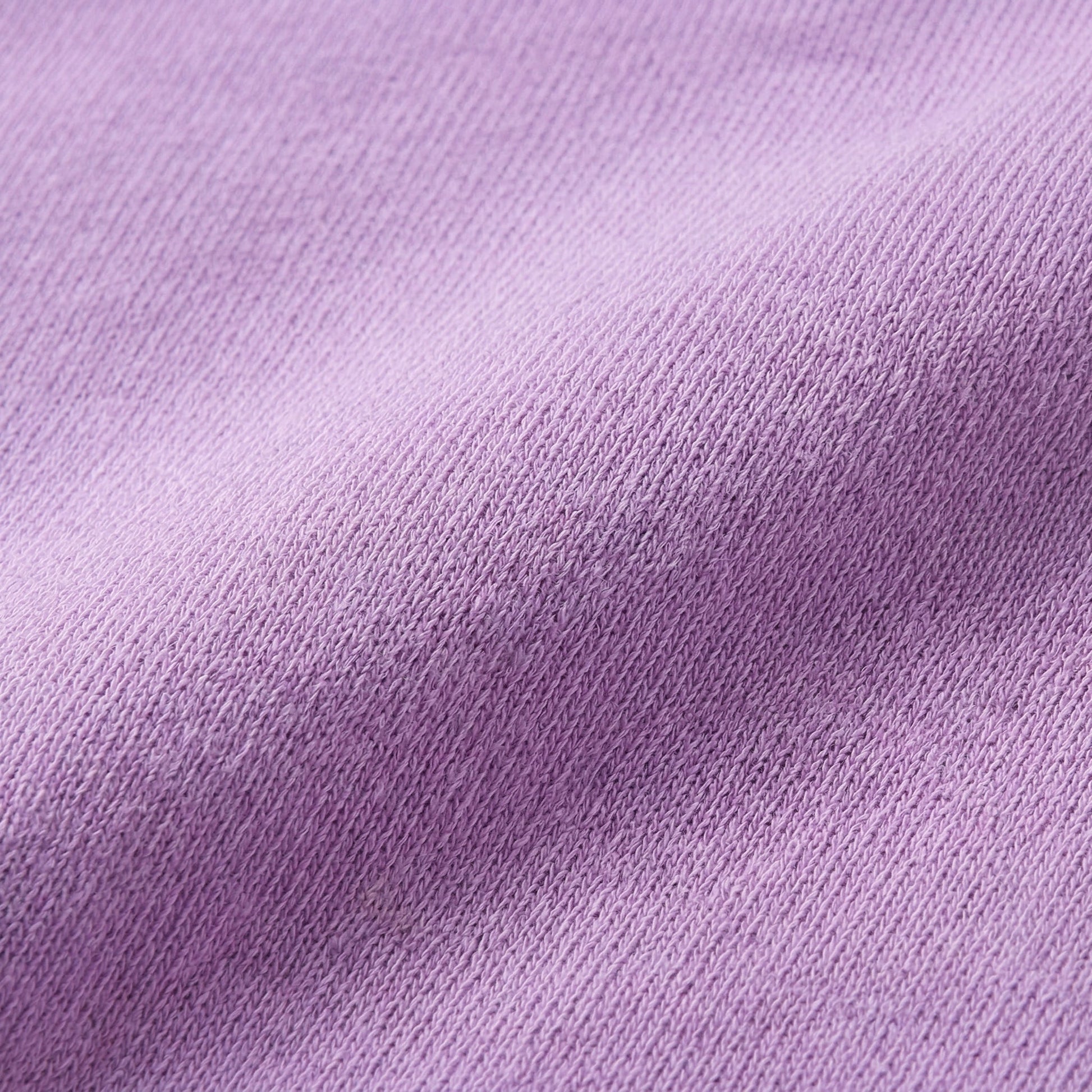 Nahaufnahme helllila feiner Strickstoff mit glatter, gleichmäßiger Textur