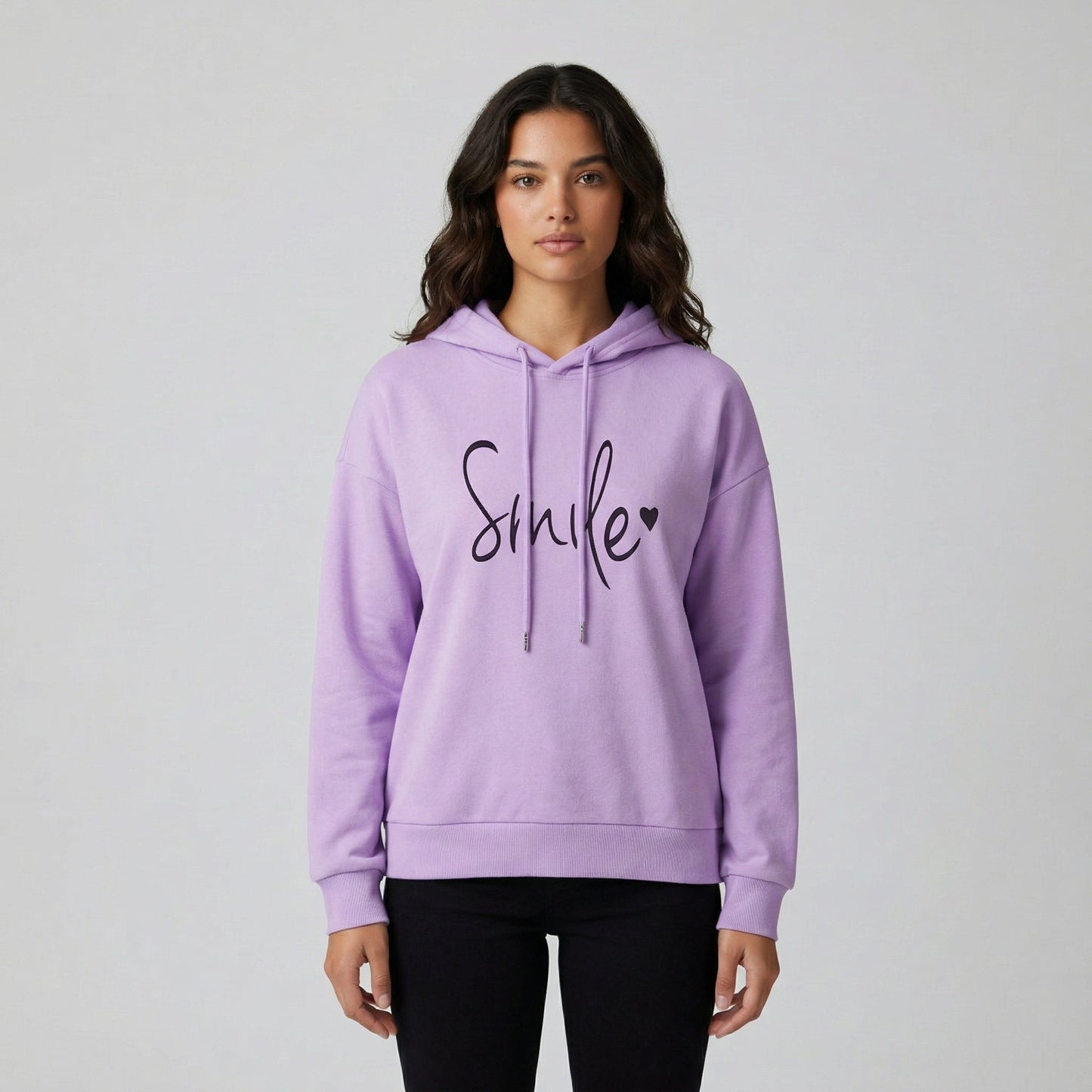 Helllila Hoodie mit Kapuze und schwarzem Smile-Schriftzug, frontale Ansicht