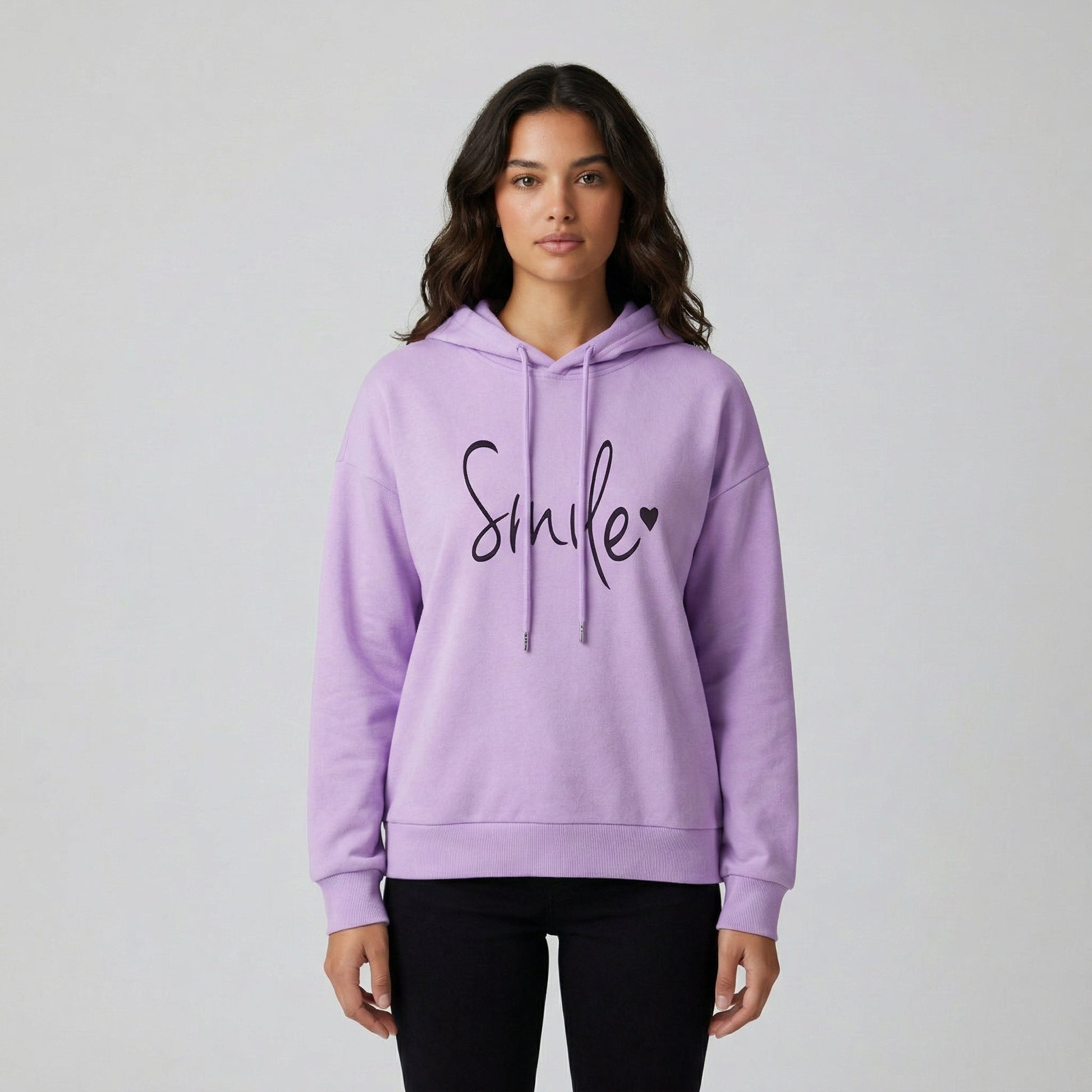 Helllila Hoodie mit Kapuze und schwarzem Smile-Schriftzug, frontale Ansicht