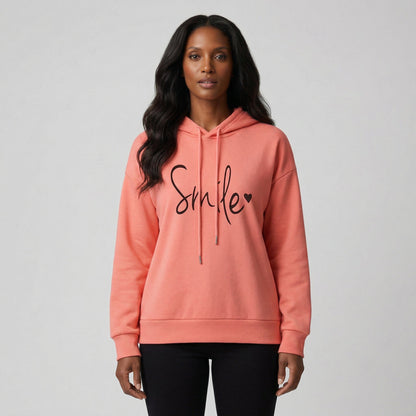 Korallenroter Kapuzenpullover mit 'Smile' Schriftzug und Kordelzug, frontale Ansicht