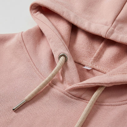 Nahaufnahme rosa Hoodie mit Kapuze, Kordelzug und Metallösen, weicher Sweatstoff