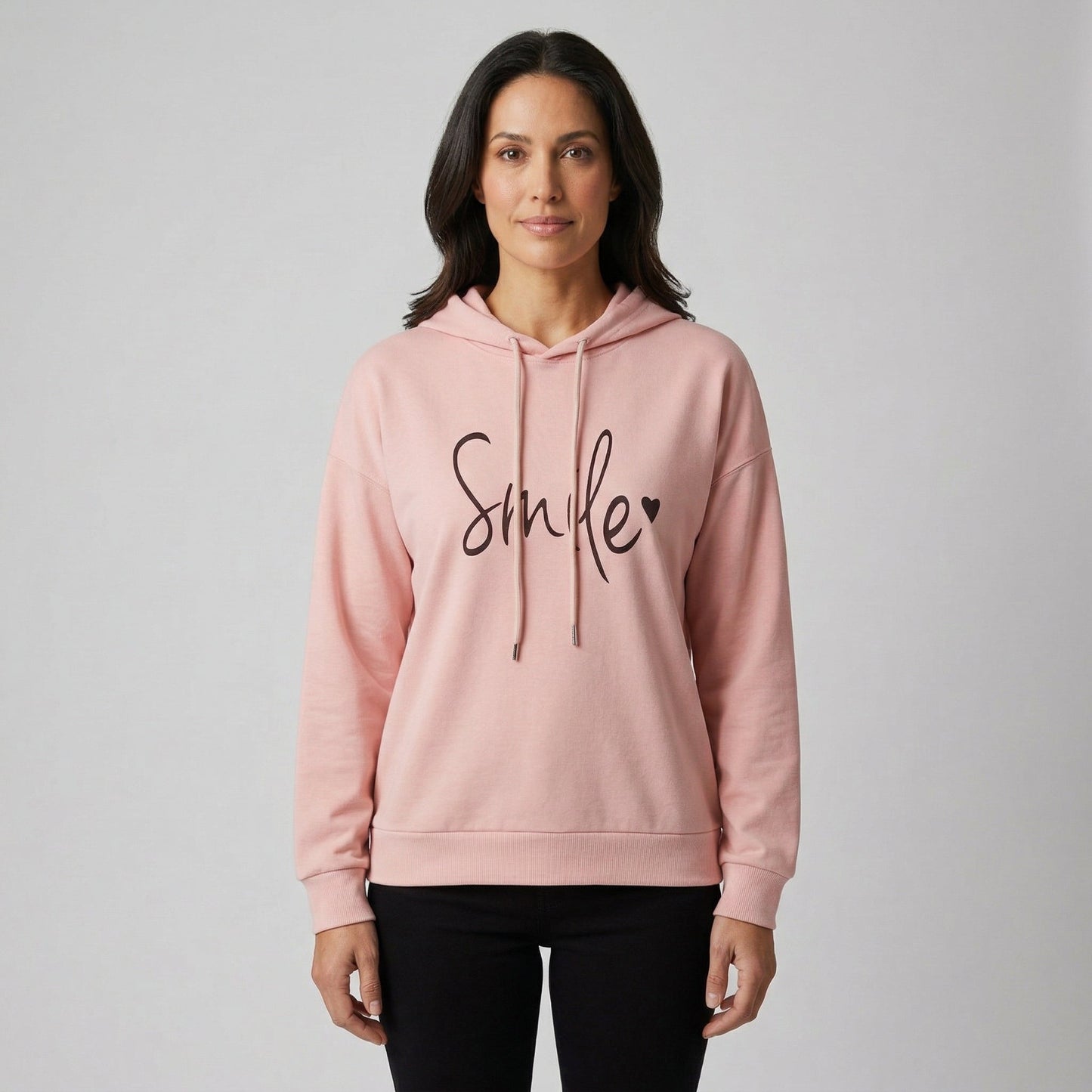 Hellrosa Kapuzenpullover mit langem Ärmel und schwarzem Smile-Schriftzug, frontale Ansicht
