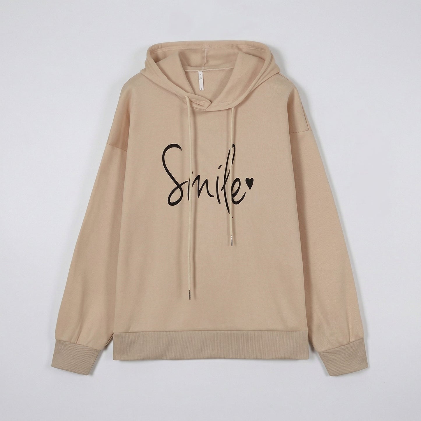 Beiger Kapuzenpullover mit langem Arm und schwarzem Smile-Schriftzug vorne, flach liegend