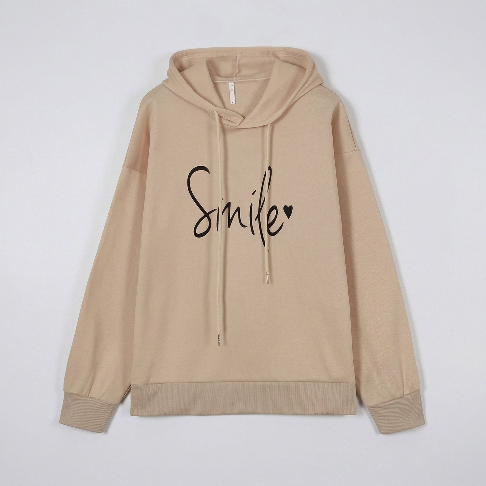 Beiger Kapuzenpullover mit langem Arm und schwarzem Smile-Schriftzug vorne, flach liegend