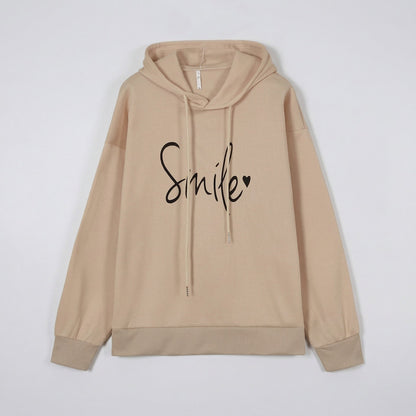 Beiger Kapuzenpullover mit langem Arm und schwarzem Smile-Schriftzug vorne, flach liegend