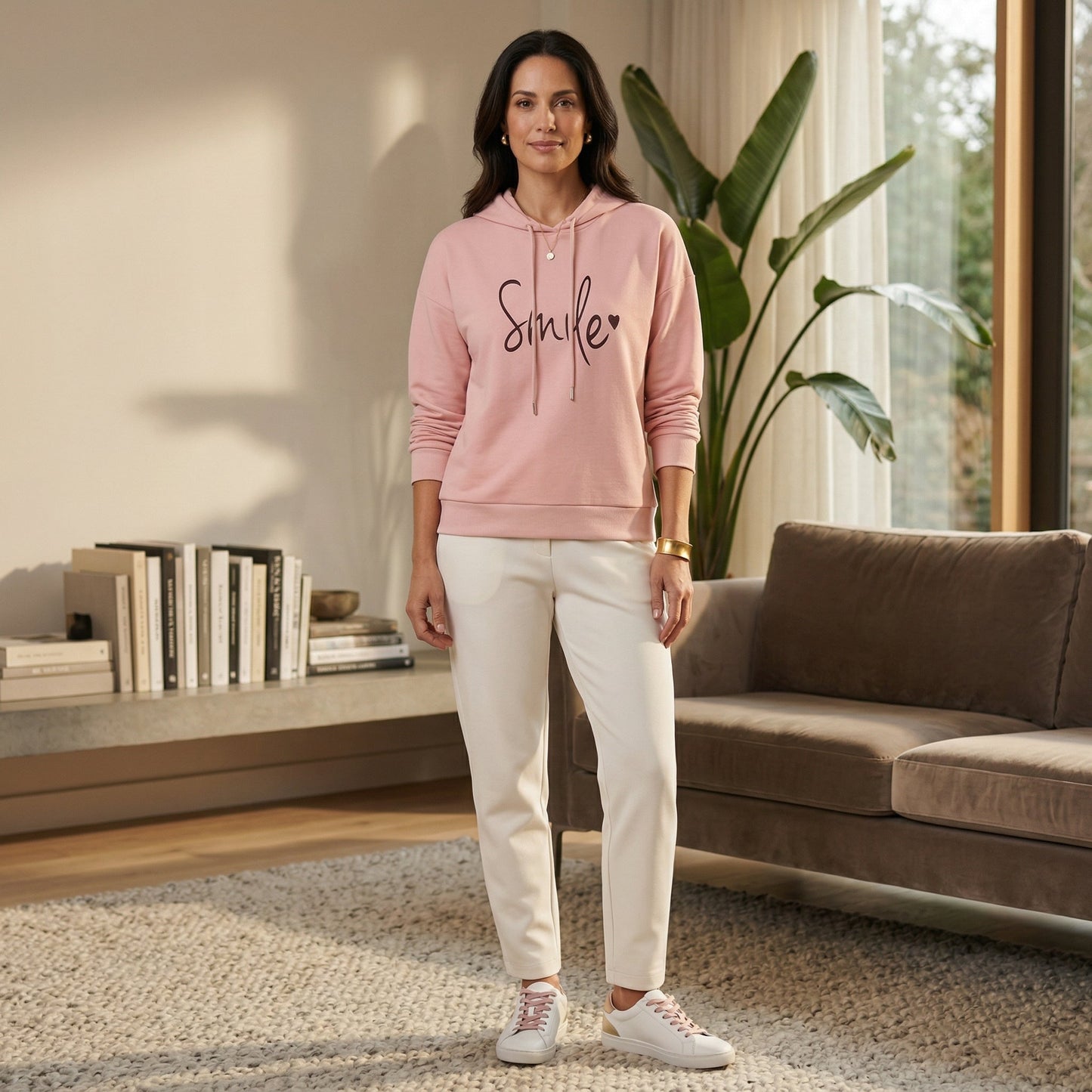 Roséfarbener Kapuzenpullover mit schwarzem Smile-Schriftzug, frontale Ganzkörperansicht