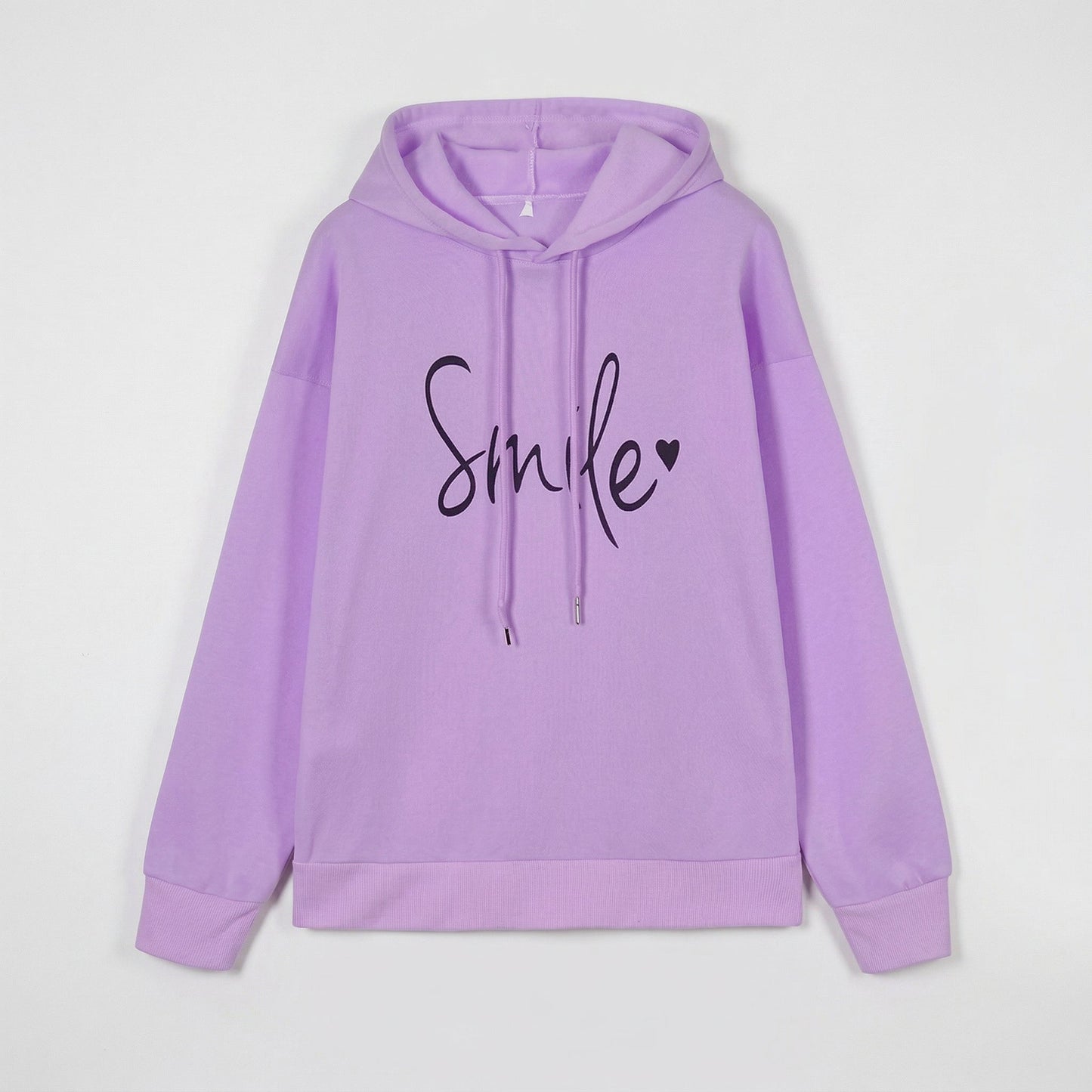 Helllila Kapuzenpullover mit schwarzem Smile-Schriftzug und kleinem Herz, frontale Ansicht