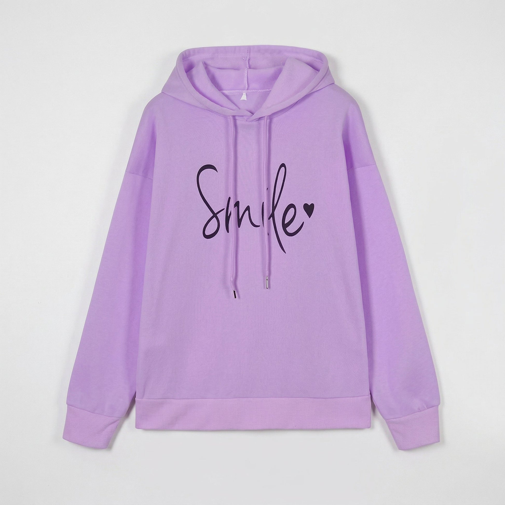 Helllila Kapuzenpullover mit schwarzem Smile-Schriftzug und kleinem Herz, frontale Ansicht