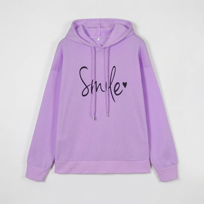Helllila Kapuzenpullover mit schwarzem Smile-Schriftzug und kleinem Herz, frontale Ansicht