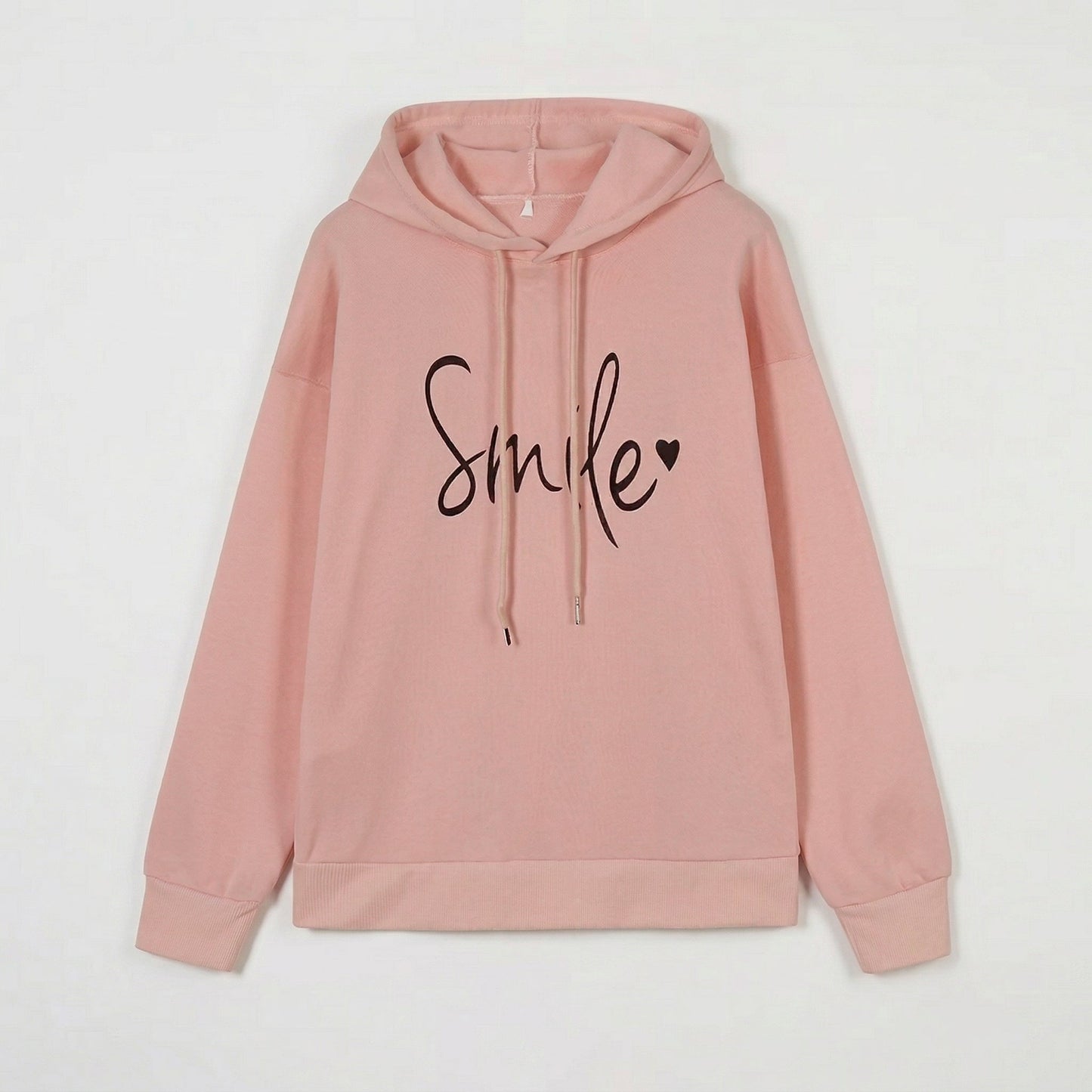 Hellrosa Kapuzenpullover mit schwarzem Smile-Schriftzug und Kordelzug, frontale Ansicht