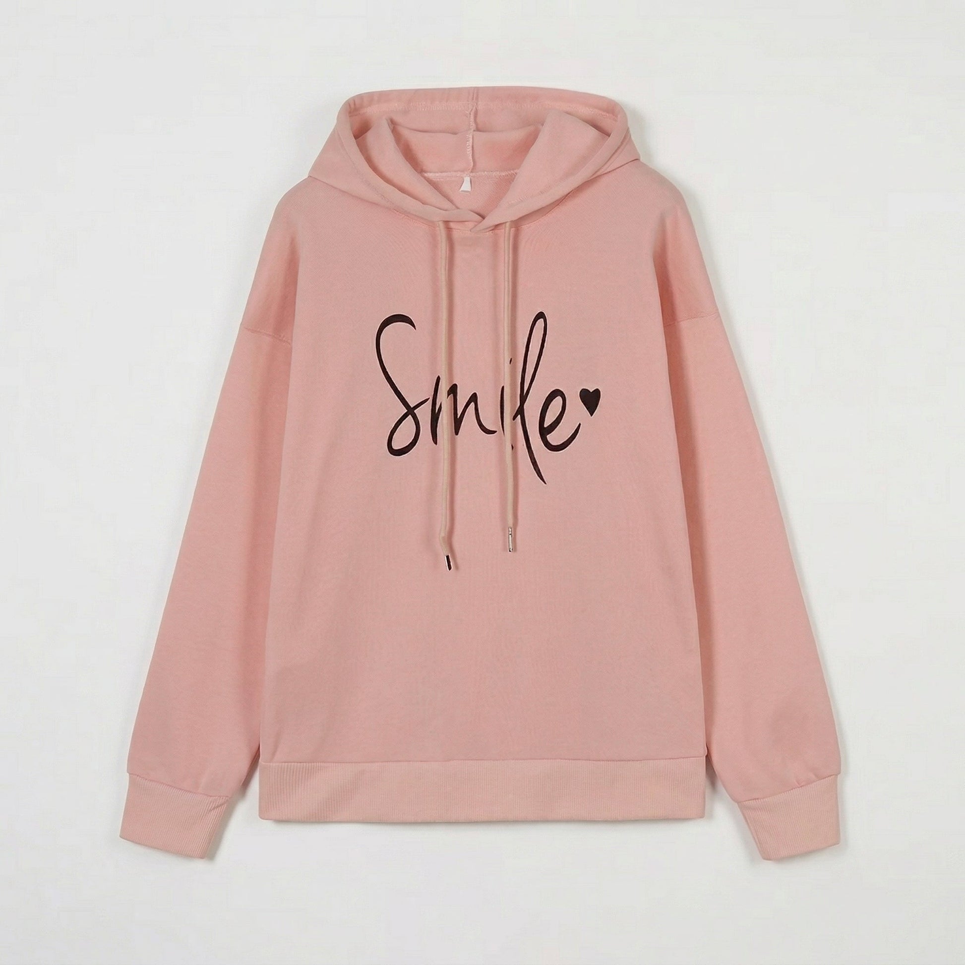 Hellrosa Kapuzenpullover mit schwarzem Smile-Schriftzug und Kordelzug, frontale Ansicht