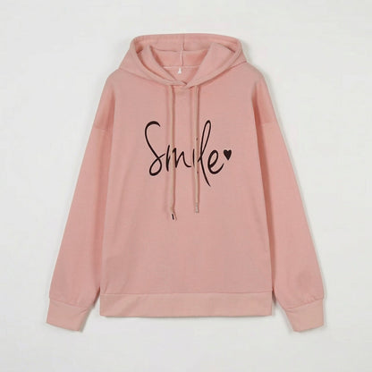Hellrosa Kapuzenpullover mit schwarzem Smile-Schriftzug und Kordelzug, frontale Ansicht