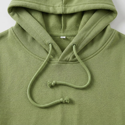 Olivgrüner Hoodie mit Kapuze und Kordelzug, Nahaufnahme der Kapuzenpartie und Stoffstruktur