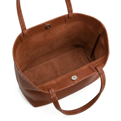 Offene cognacbraune Leder-Schultertasche mit weichem braunem Innenfutter und magnetischem Druckknopfverschluss