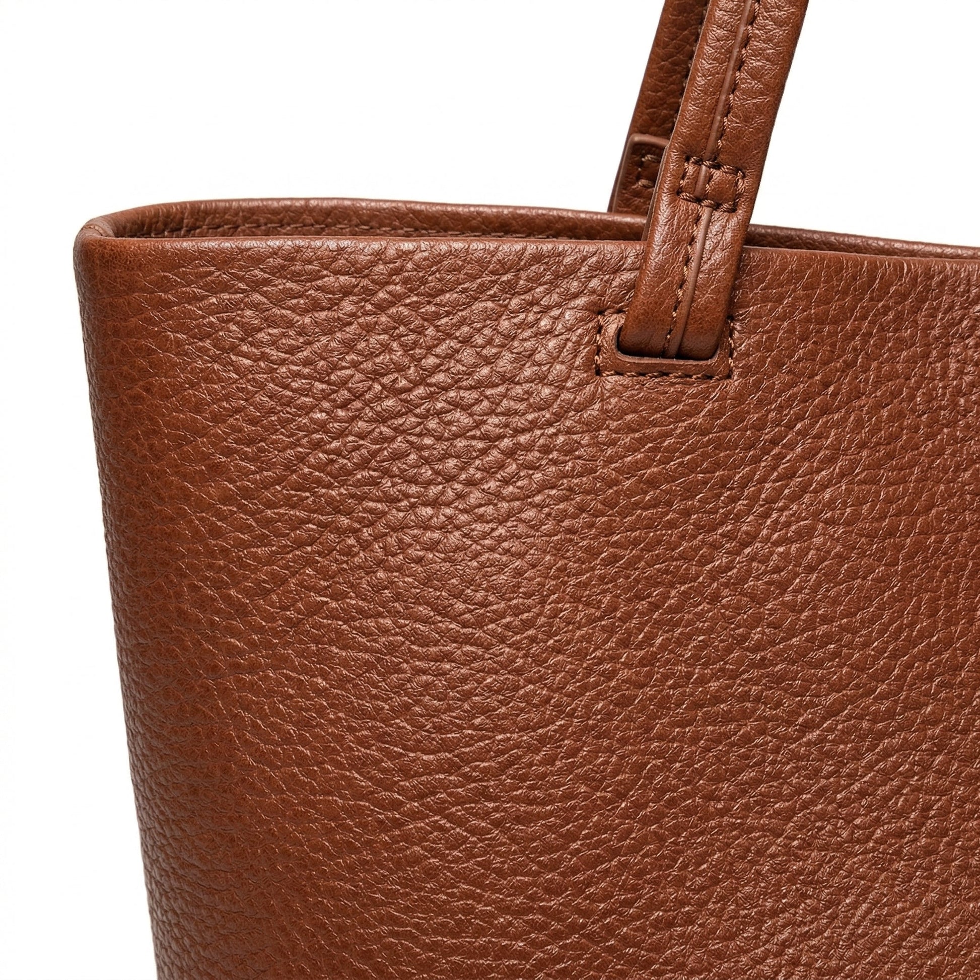 Nahaufnahme cognacfarbene Schultertasche aus genarbtem weichem Leder mit verstärktem Träger