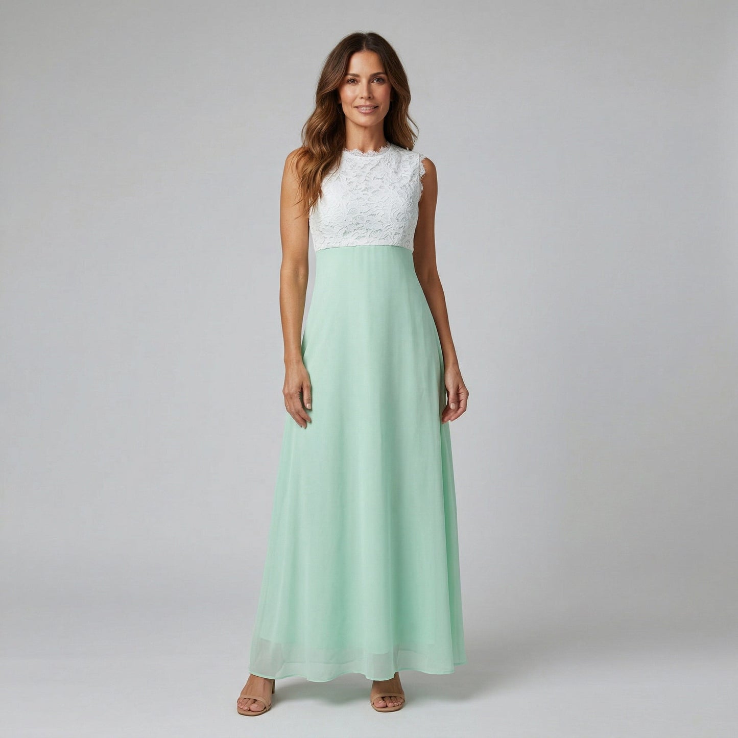 Ärmelloses Maxikleid mit weißer Spitze oben und mintgrünem, fließendem Rock, frontale Ganzkörperansicht