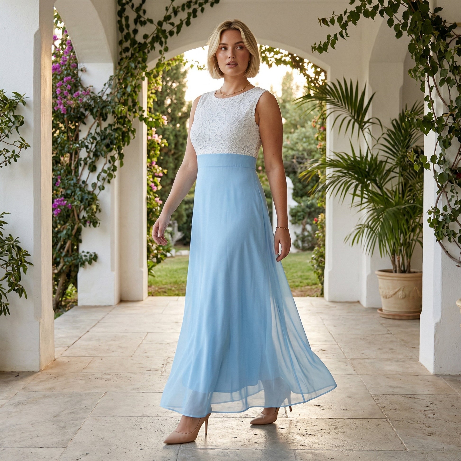 Damen Maxikleid mit weißem Spitzenoberteil und hellblauem, fließendem Rock, frontale Ganzkörperansicht