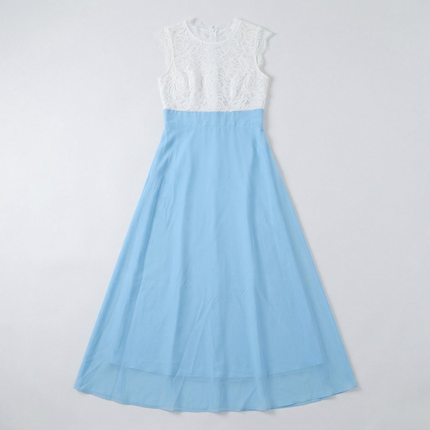 Maxikleid mit weißem Spitzenoberteil und hellblauem fließendem Rock, frontale Ansicht flach liegend