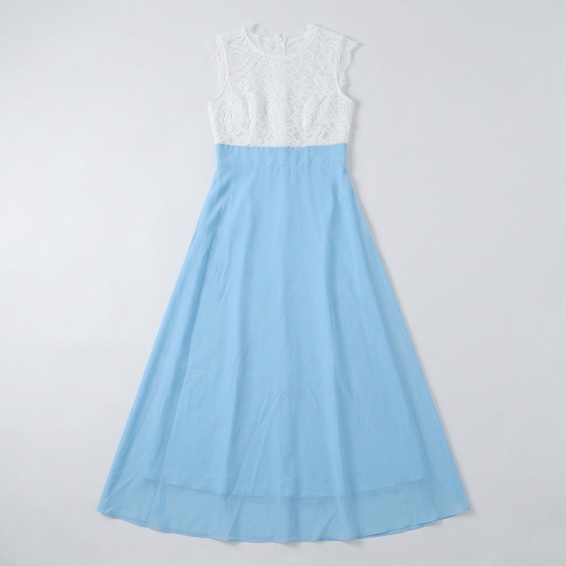 Maxikleid mit weißem Spitzenoberteil und hellblauem fließendem Rock, frontale Ansicht flach liegend