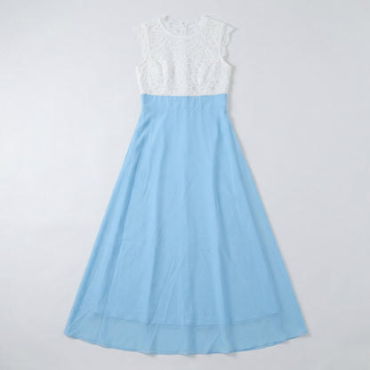 Maxikleid mit weißem Spitzenoberteil und hellblauem fließendem Rock, frontale Ansicht flach liegend