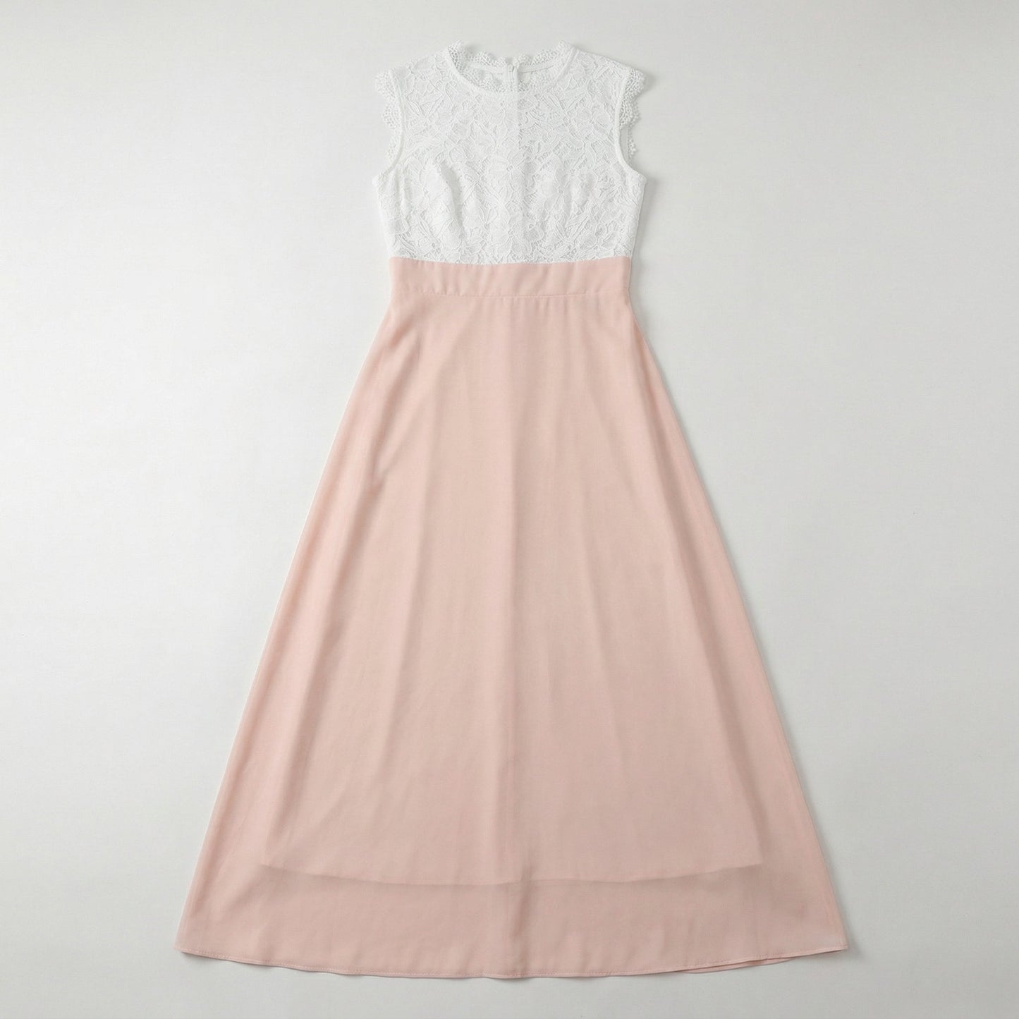 Ärmelloses Maxikleid mit weißem Spitzenoberteil und fließendem rosafarbenem Rock, flach liegend