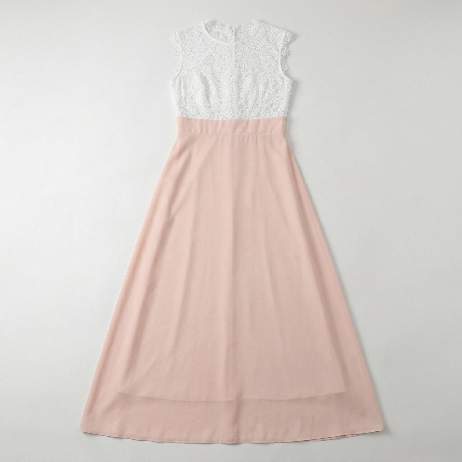 Ärmelloses Maxikleid mit weißem Spitzenoberteil und fließendem rosafarbenem Rock, flach liegend