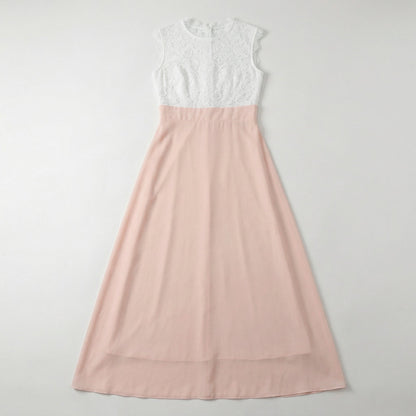 Ärmelloses Maxikleid mit weißem Spitzenoberteil und fließendem rosafarbenem Rock, flach liegend
