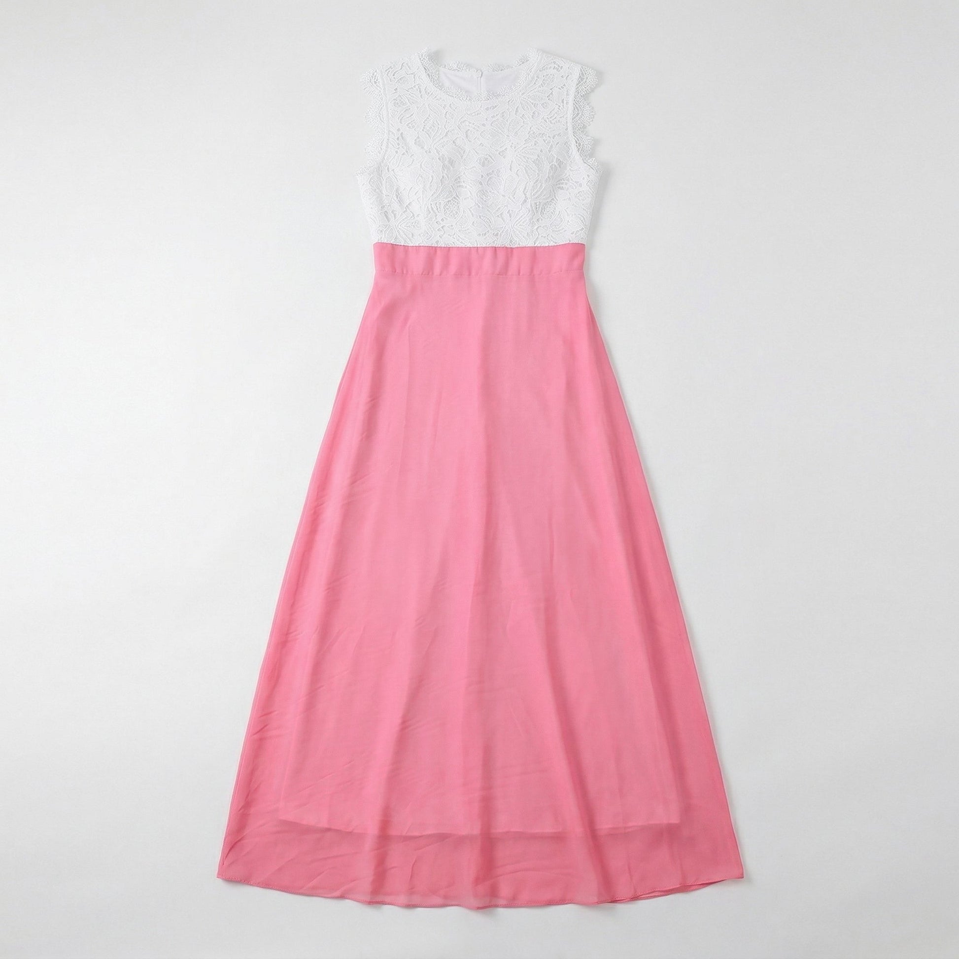 Ärmelloses Maxikleid mit weißer Spitze oben und fließendem pinkfarbenem Rock, flach liegend