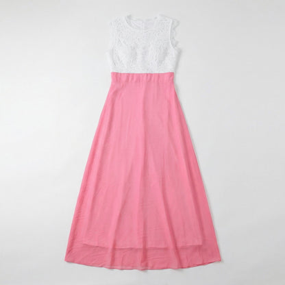 Ärmelloses Maxikleid mit weißer Spitze oben und fließendem pinkfarbenem Rock, flach liegend