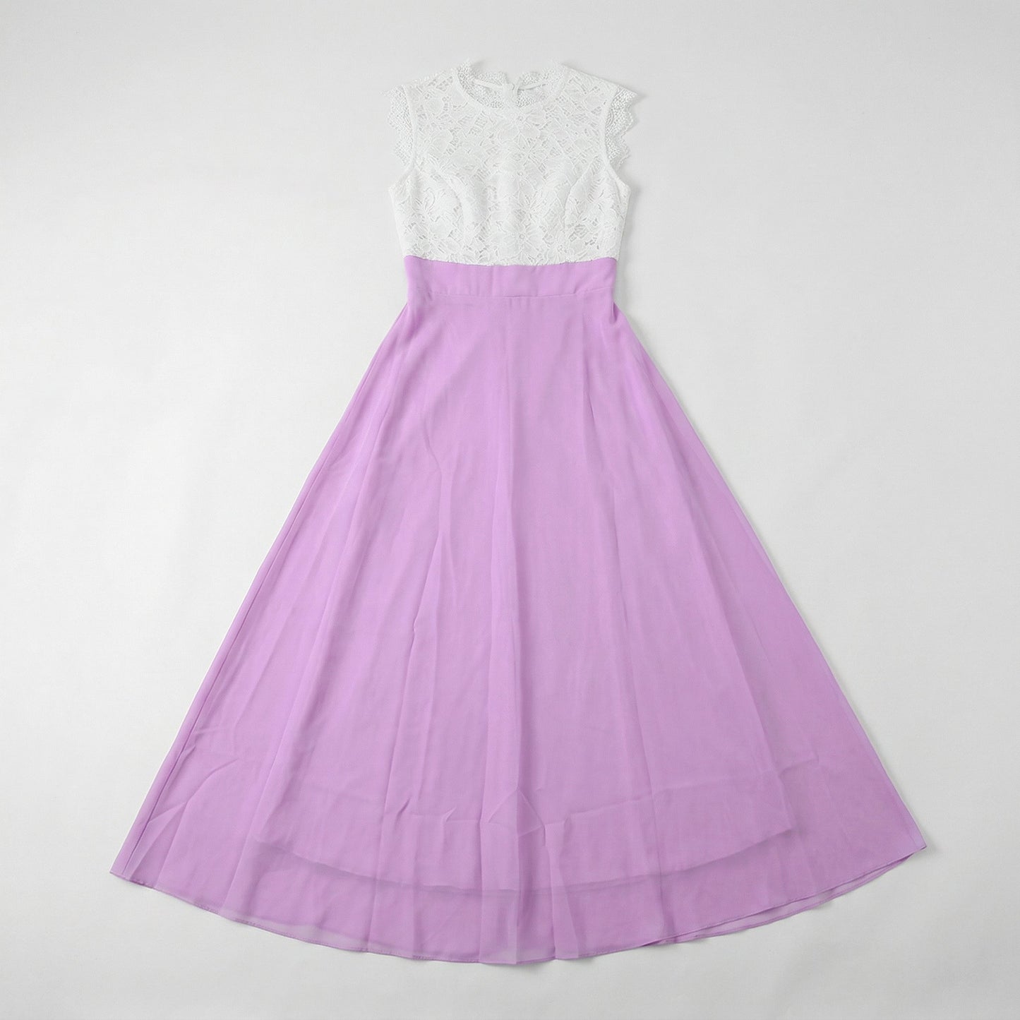 Ärmelloses Maxikleid mit weißer Spitzenoberteil und fließendem fliederfarbenem Chiffonrock, flach liegend