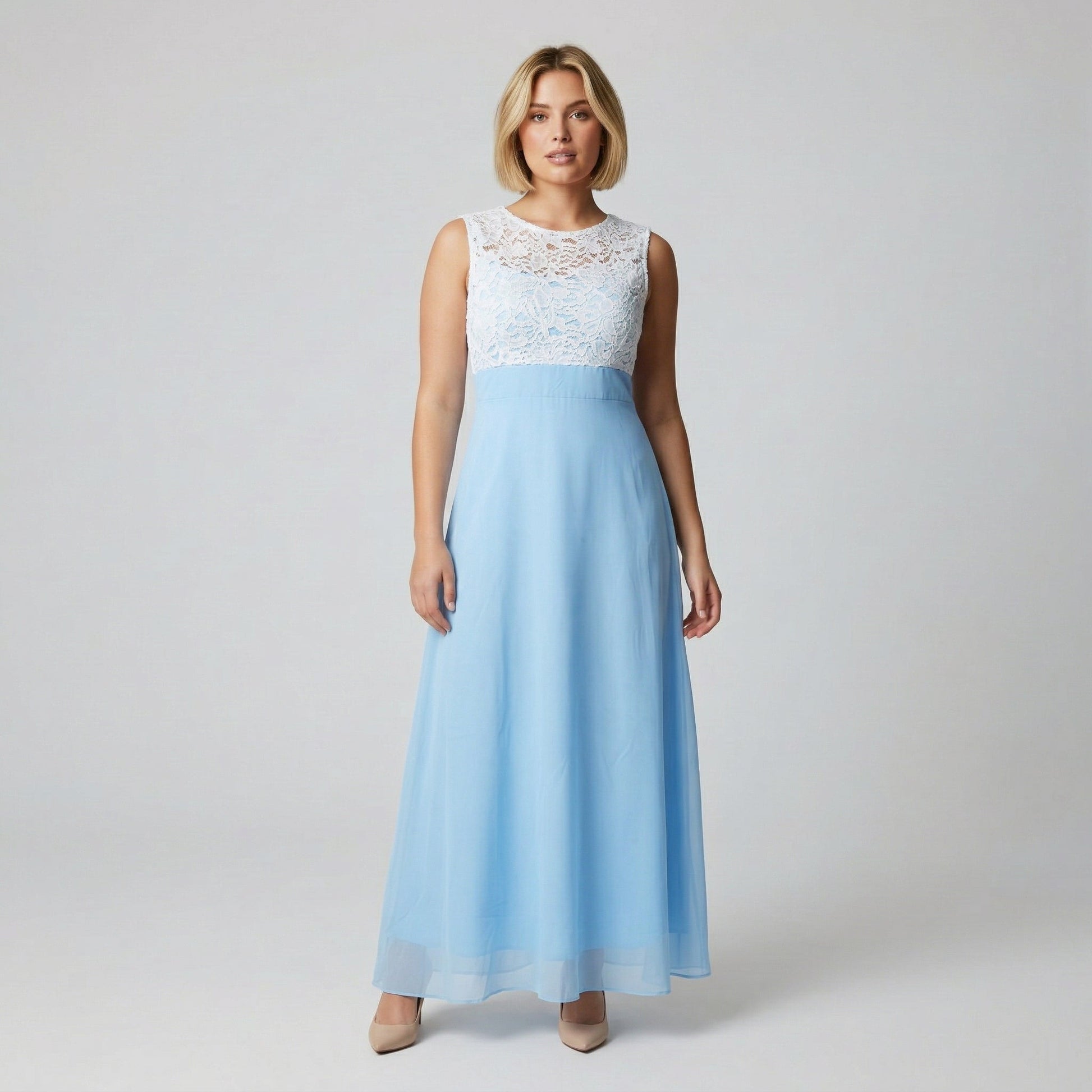 Ärmelloses Maxikleid mit weißer Spitzenoberteil und fließendem hellblauem Rock, Frontansicht