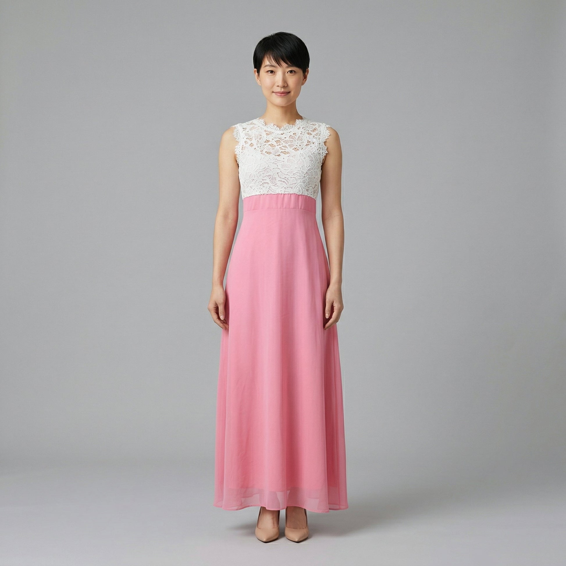 Ärmelloses Maxikleid mit weißer Spitzenoberteil und fließendem rosa Rock, frontale Ganzkörperansicht
