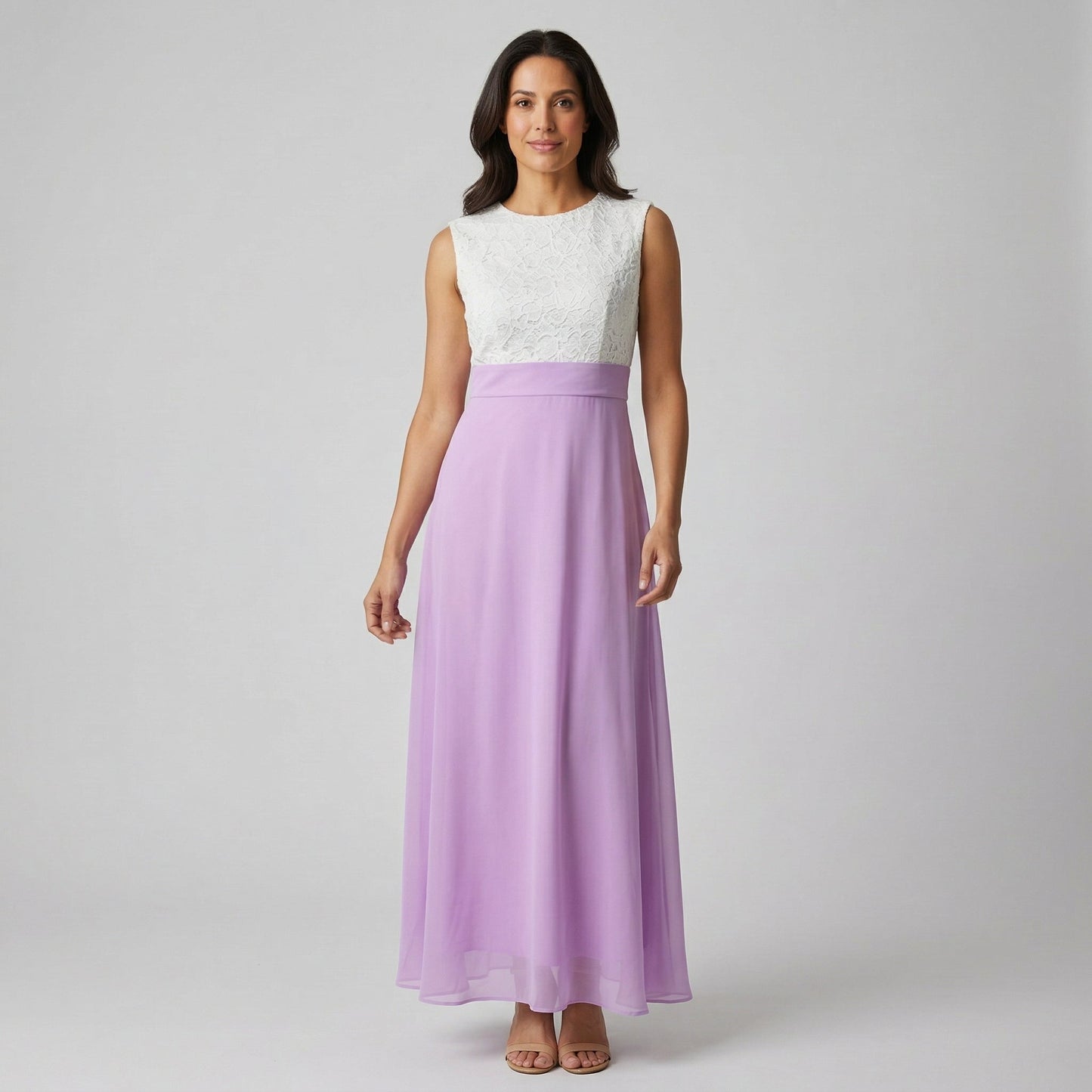 Ärmelloses Maxikleid mit weißem Spitzenoberteil und fließendem lavendelfarbenem Rock, frontale Ansicht