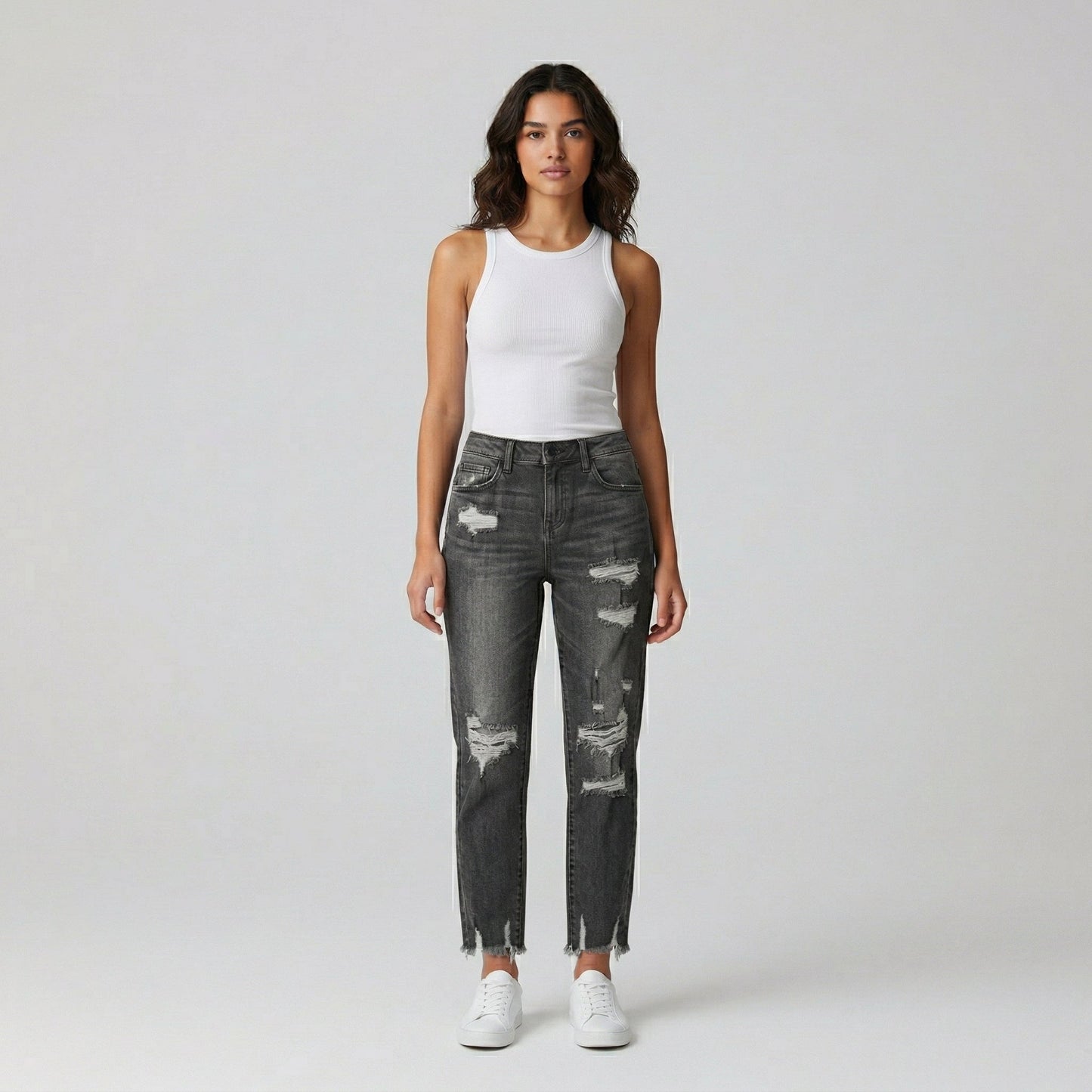 Damenjeans aus dunkelgrauem Denim mit mittlerer Taille, geradem Schnitt, zerrissenen Details und ausgefransten Säumen, frontale Ansicht