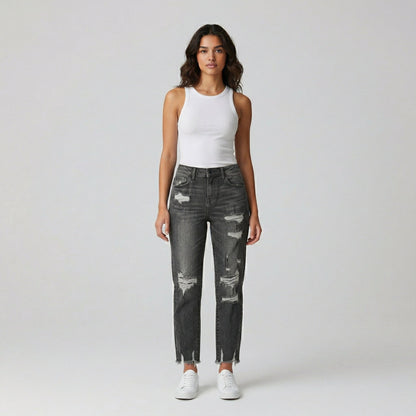 Damenjeans aus dunkelgrauem Denim mit mittlerer Taille, geradem Schnitt, zerrissenen Details und ausgefransten Säumen, frontale Ansicht