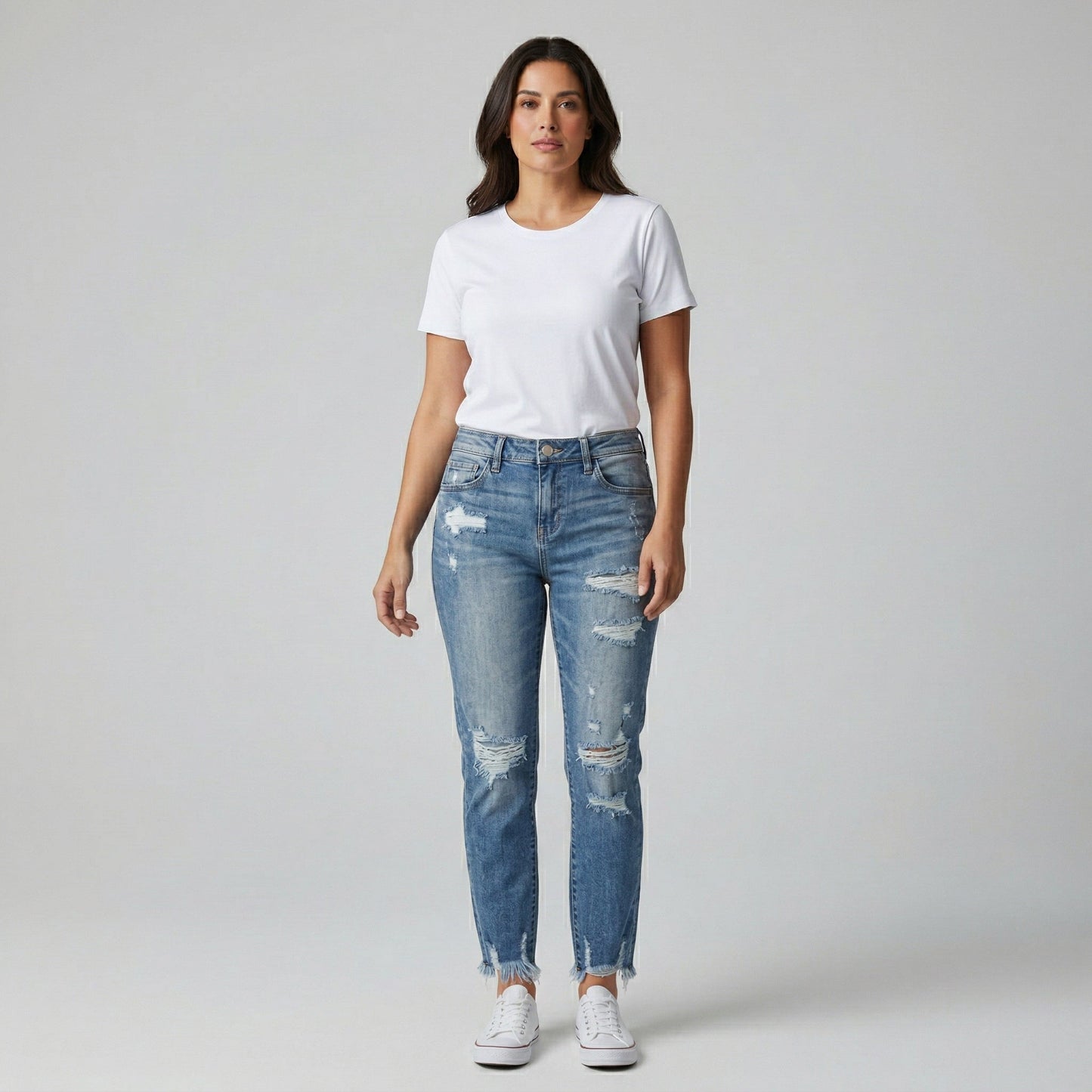 Damenjeans aus blauem Denim mit mittlerer Taille, geradem Bein, ausgefransten Rissen und Knöchellänge