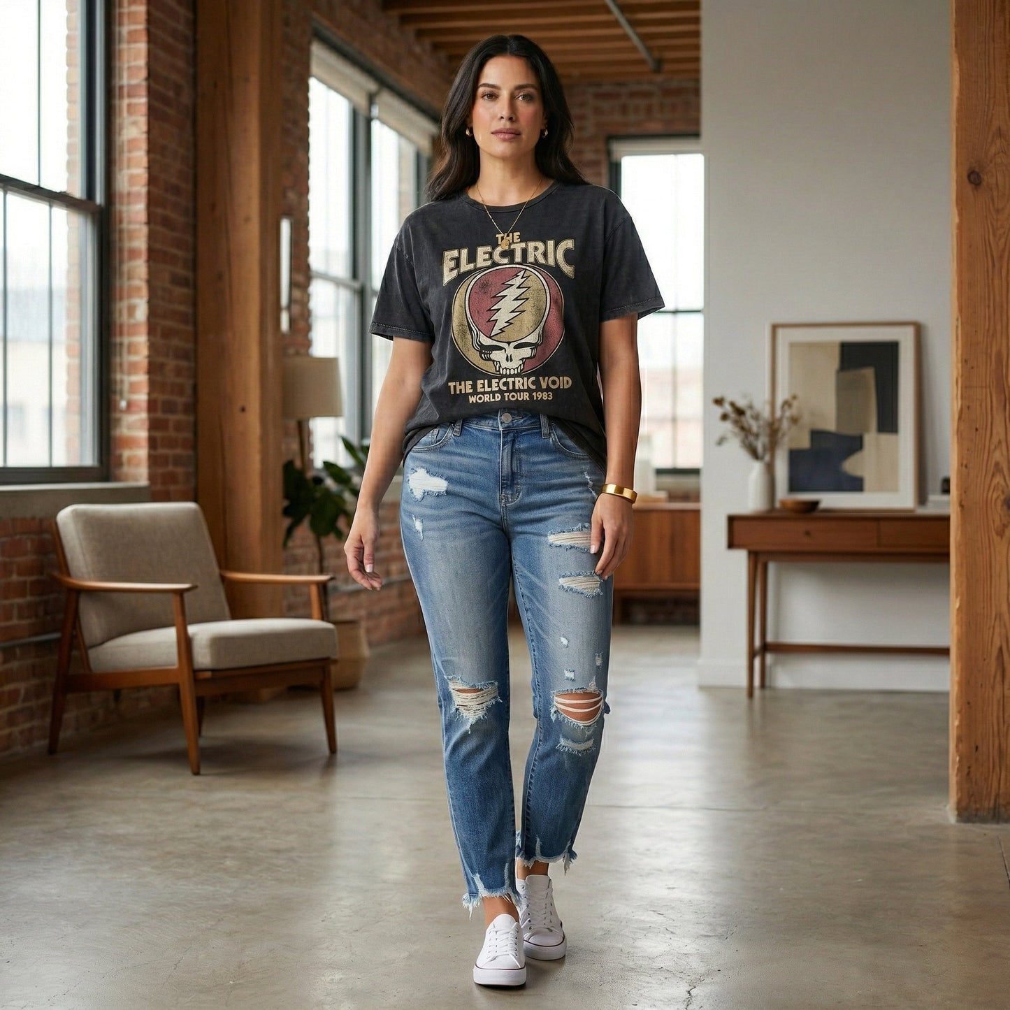 Damenjeans in mittlerer blauer Waschung mit geradem Schnitt, modischen Rissen und ausgefranstem Saum, frontal